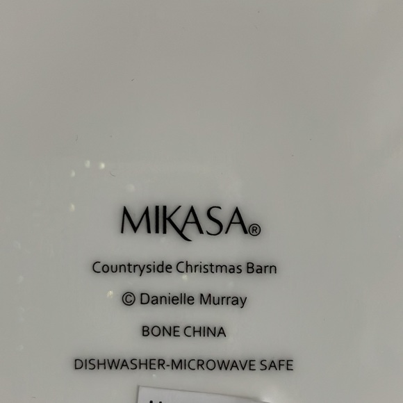 NWT - MIKASA 9 inch Countryside Christmas Barn Portrait Plate - Picture 6 of 6